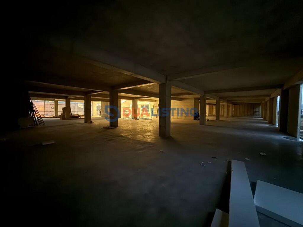 Affittiamo Ambienti Commerciali, Superfici Varie 📍 Vicino a Casa Italia