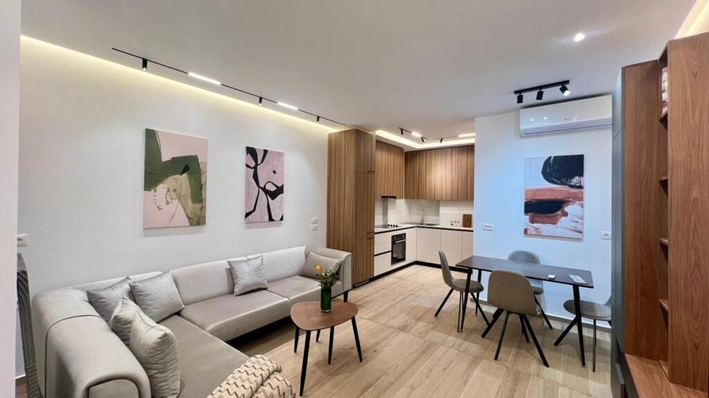 Me Qera : 1+1📍Zogu i Zi (Prane Ring Center) - 70.000 Lek - S.70m² - Pllt.V 2025 || I Pabanuar me Parë &amp; Arreduar me Arkitekt✨️
