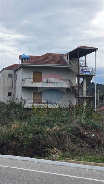 Edificio di 4 Piani in Vendita