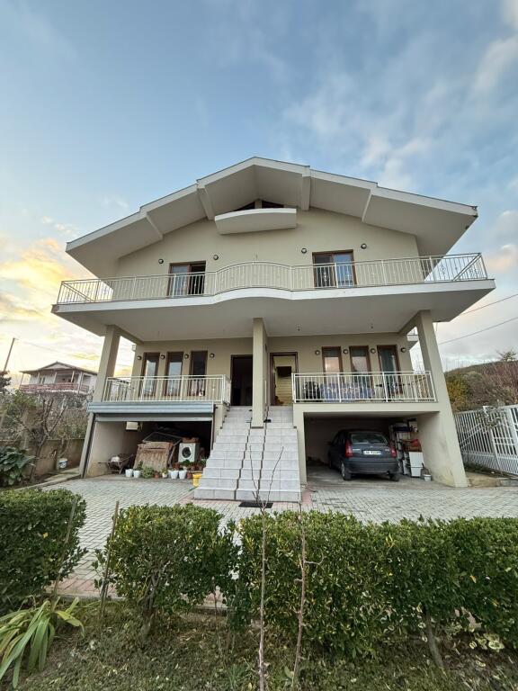 Villa su tre piani con tetto in vendita (con 2 ingressi)