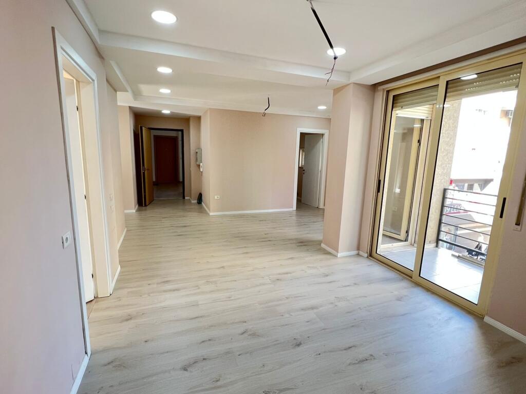 Ufficio, di fronte a Kristal!
