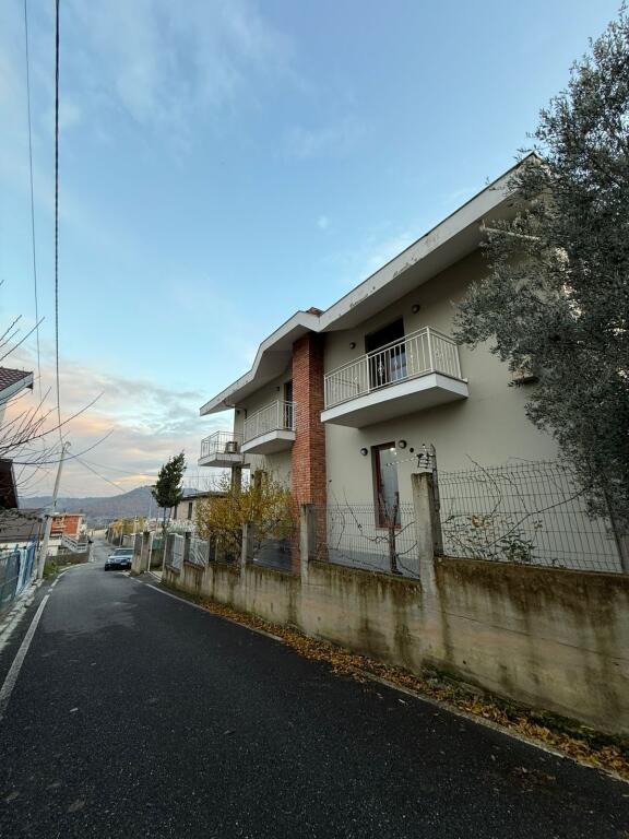 Villa su tre piani con tetto in vendita (con 2 ingressi)