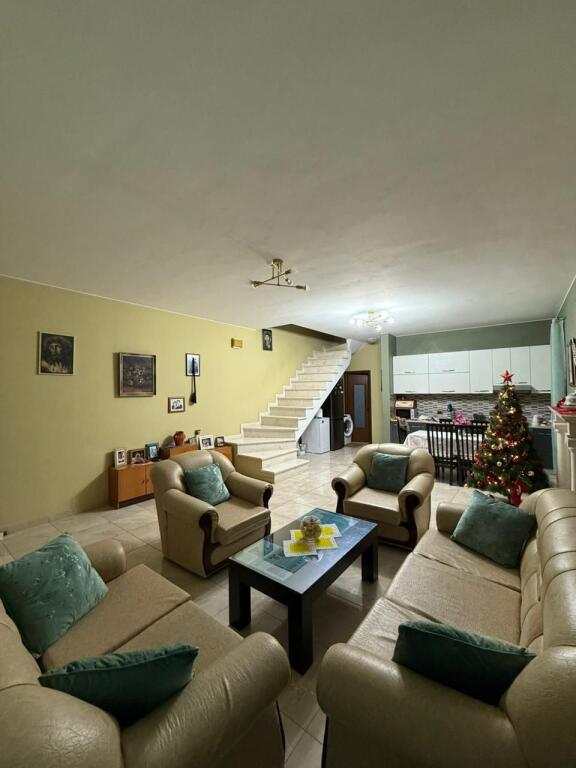 Villa su tre piani con tetto in vendita (con 2 ingressi)