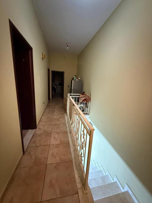 Villa su tre piani con tetto in vendita (con 2 ingressi)