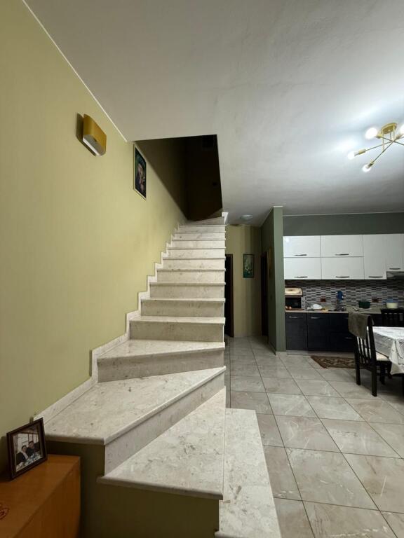 Villa su tre piani con tetto in vendita (con 2 ingressi)