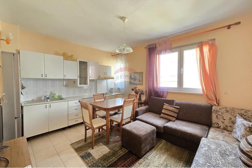 Apartament 1+1 per qera tek Kafe Flora