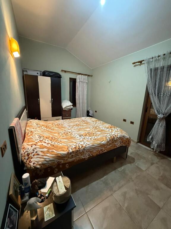 Villa su tre piani con tetto in vendita (con 2 ingressi)