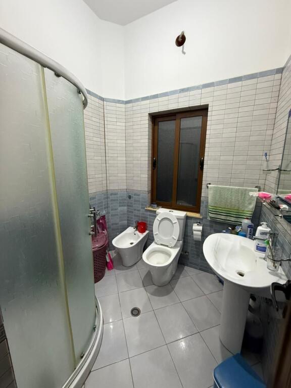 Villa su tre piani con tetto in vendita (con 2 ingressi)