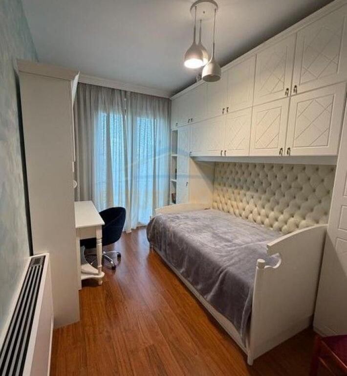 Shitet, Apartament 3+1+2+2 Poste Parkimi, Rruga e Elbasanit, Tiranë