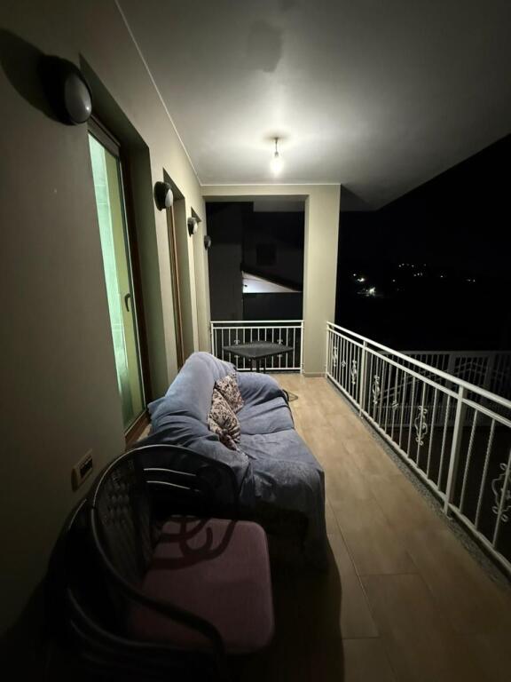 Villa su tre piani con tetto in vendita (con 2 ingressi)