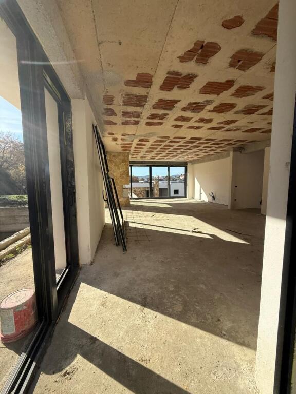 🏡 Vilë me Pishinë në Farkë – Shitje