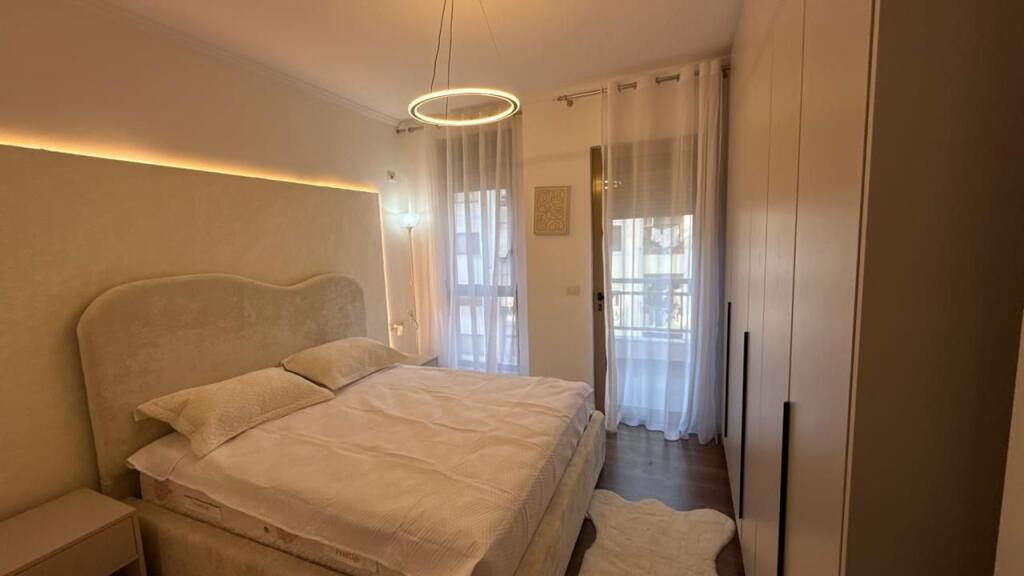 Jepet me qira apartament 1+1 ne Yzberisht te Pasticeri Nela 6