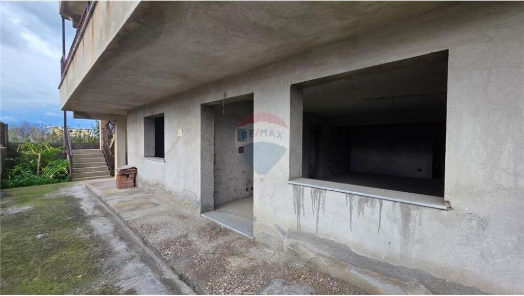 Edificio di 4 Piani in Vendita