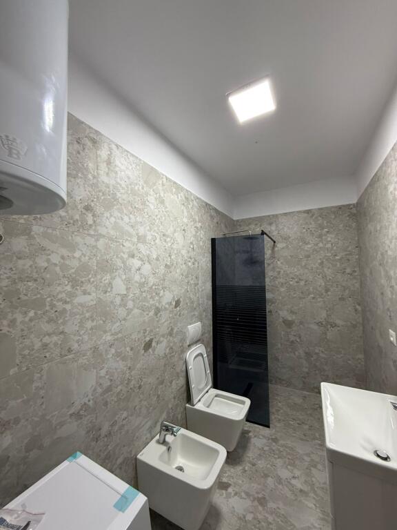 Vendesi in vendita 1+1 con deposito e parcheggio – Shkëmbi i Kavajës