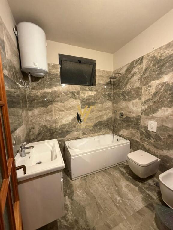JEPET HYRJE 2+1 ME QIRA TE 21 DHJETORI 70.000 LEKE