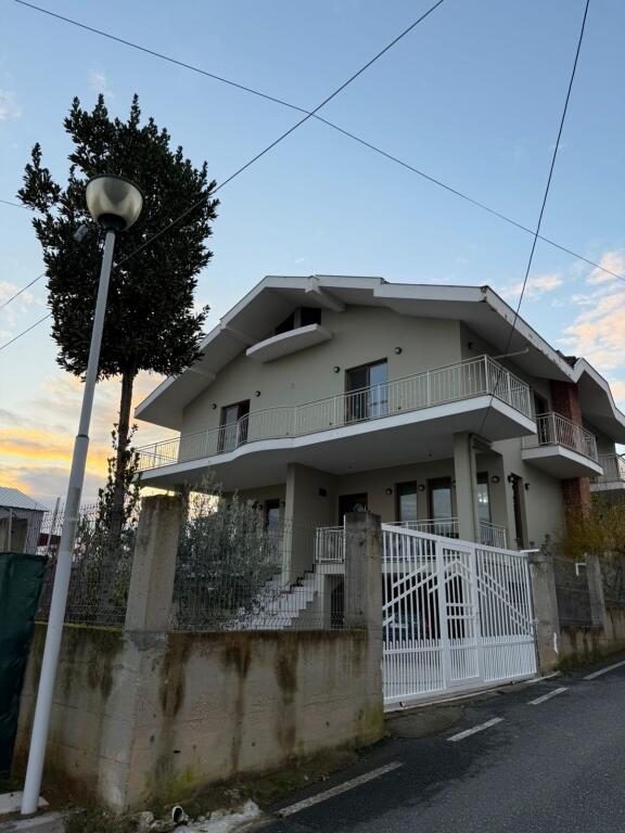 Villa su tre piani con tetto in vendita (con 2 ingressi)