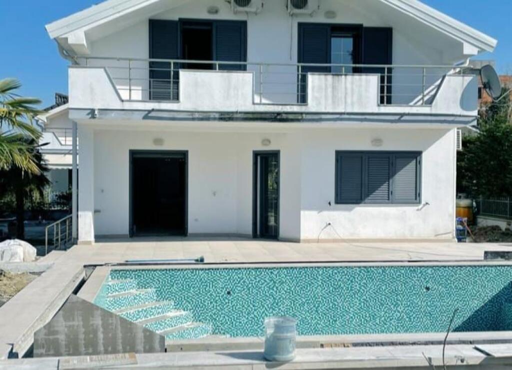 Villa for sale at Mali i Robit