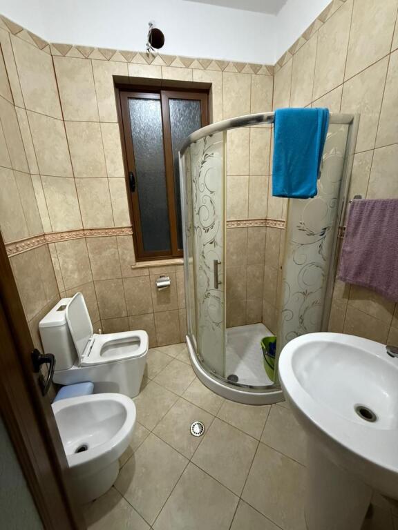 Villa su tre piani con tetto in vendita (con 2 ingressi)