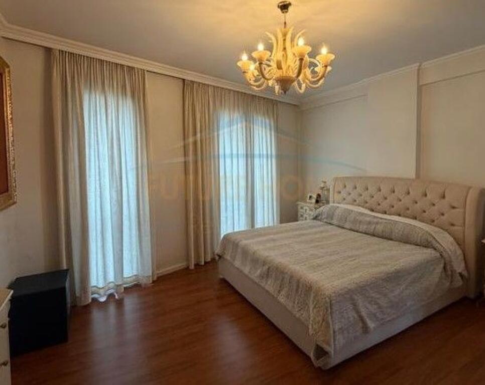 Shitet, Apartament 3+1+2+2 Poste Parkimi, Rruga e Elbasanit, Tiranë