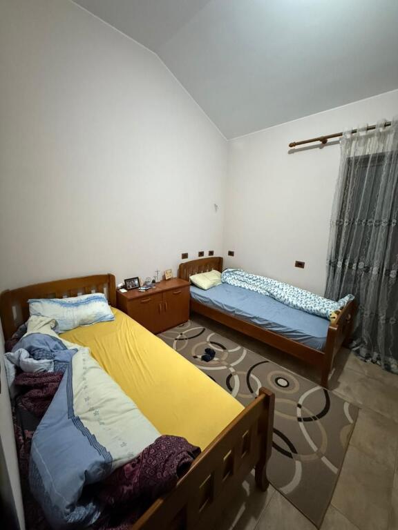 Villa su tre piani con tetto in vendita (con 2 ingressi)