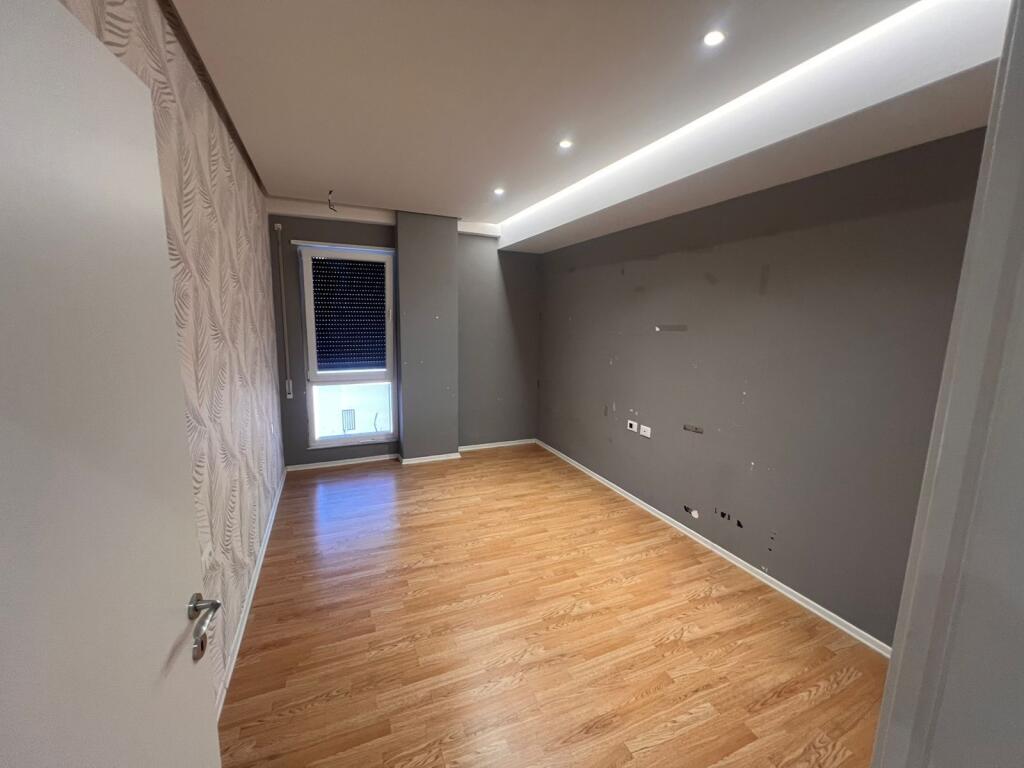 Ambiente per Ufficio – Via di Dibrë