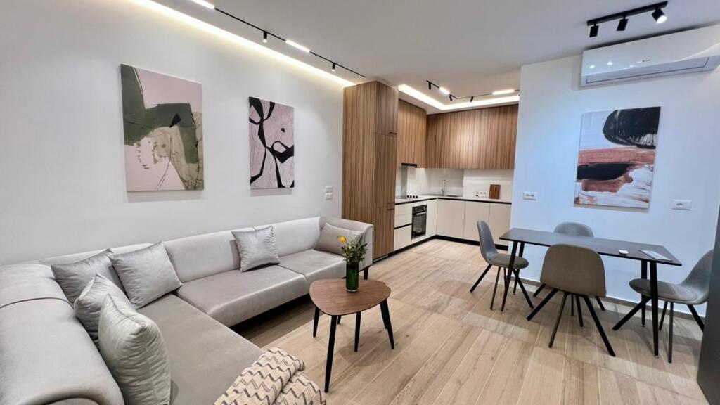 Me Qera : 1+1📍Zogu i Zi (Prane Ring Center) - 70.000 Lek - S.70m² - Pllt.V 2025 || I Pabanuar me Parë &amp; Arreduar me Arkitekt✨️