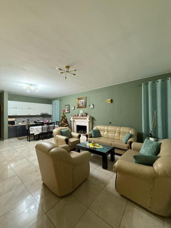 Villa su tre piani con tetto in vendita (con 2 ingressi)