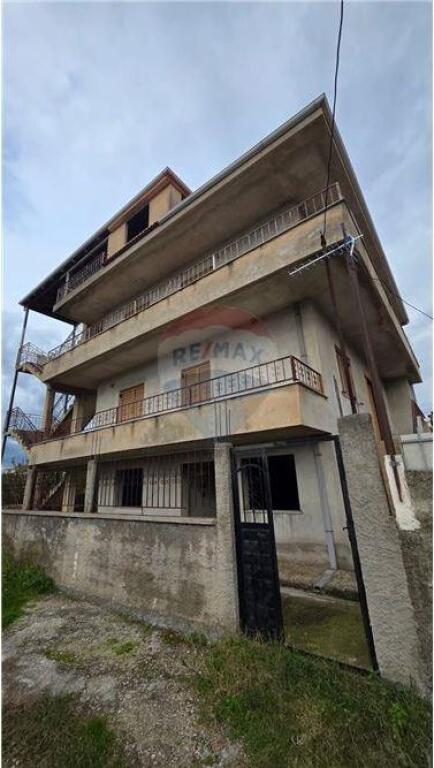 Edificio di 4 Piani in Vendita