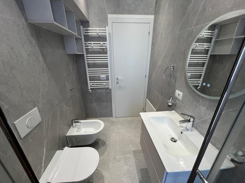 APARTAMENT 2+1 ME POST PARKIMI PER QERA TEK BULEVARDI RI!