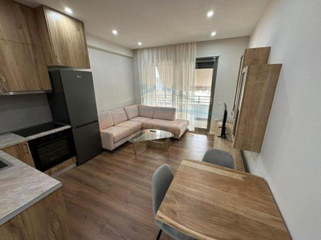 Qera, Apartament 1+1 + Post Parkimi , Rruga Ali Pashë Gucia, Pazari i Ri