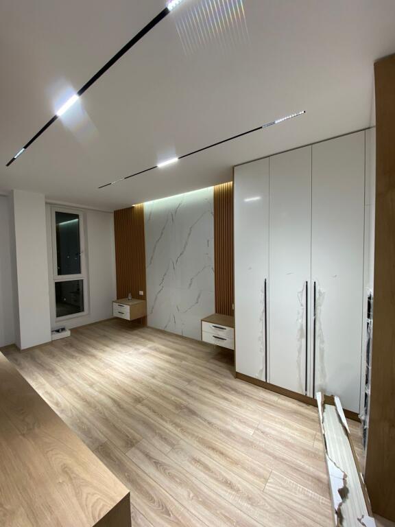 Apartament 2+1+2 me qira tek Komuna e Parisit