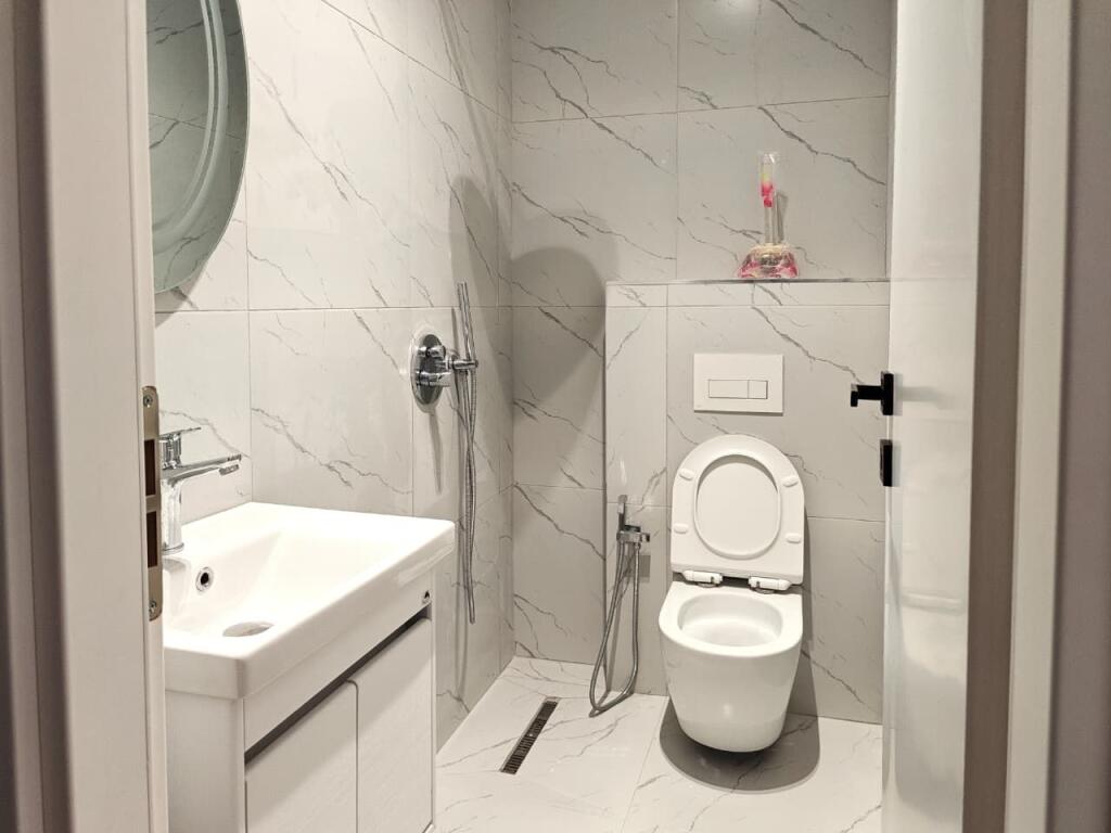 Appartamento 1+1 in vendita a Komuna e Parisit