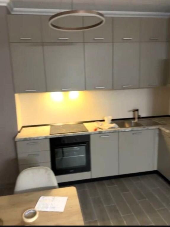 Jepet me Qira Apartament Fantastik 2+1+2 me post parkimi të përfshirë tek Kodra e Diellit