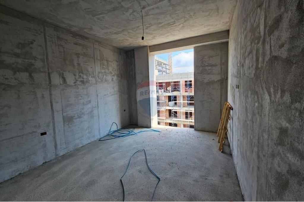 Apartament per shitje 3+1+2+ 2 Ballkone tek Bulevardi i Ri