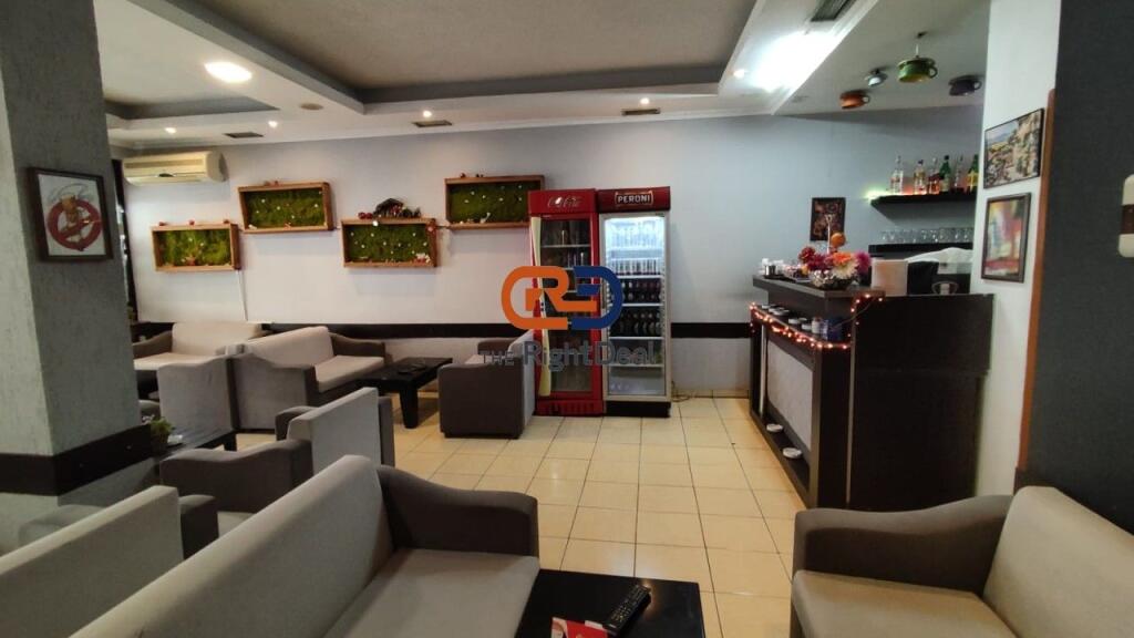 Alla Comune di Parigi, Bar-Caffè Perfetto per Investimento in Vendita !!