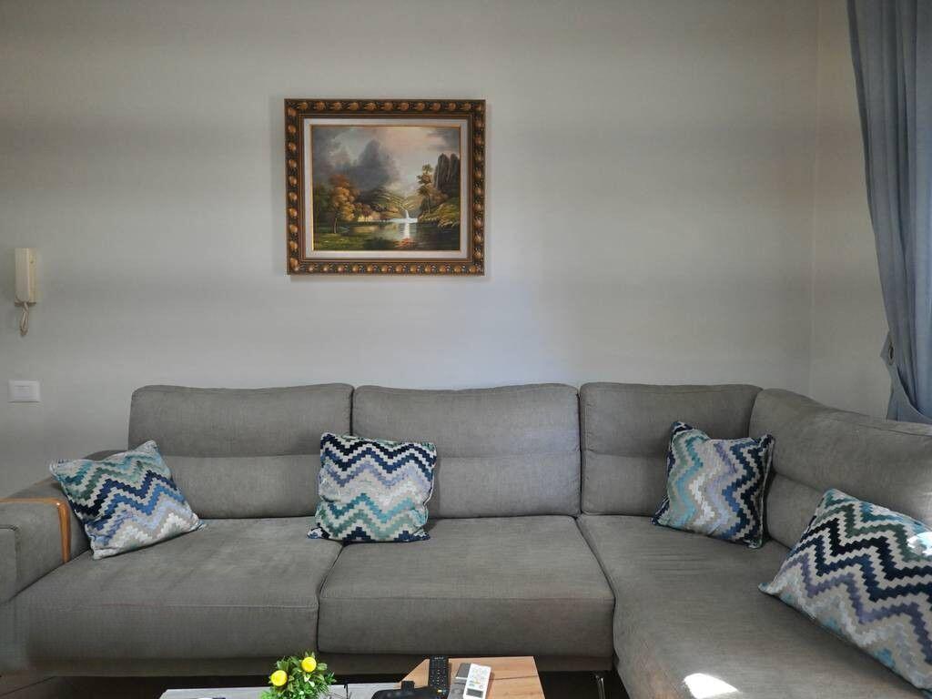 Apartament 2+1 me Qira në Unazën e Vogël, përballë Kompleksit Delijorgji 700 € /Muaj