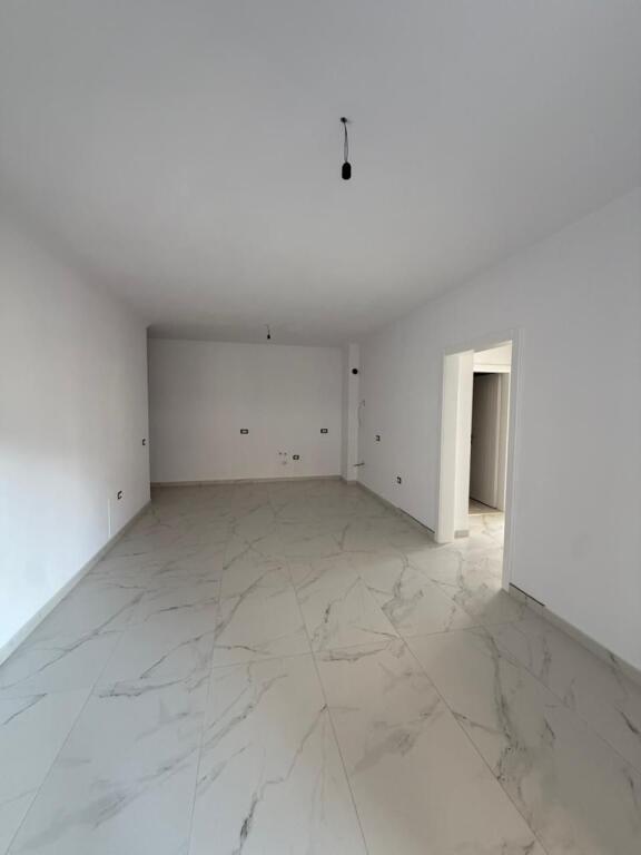 Affittasi appartamento 2+1+2+veranda a Kamez