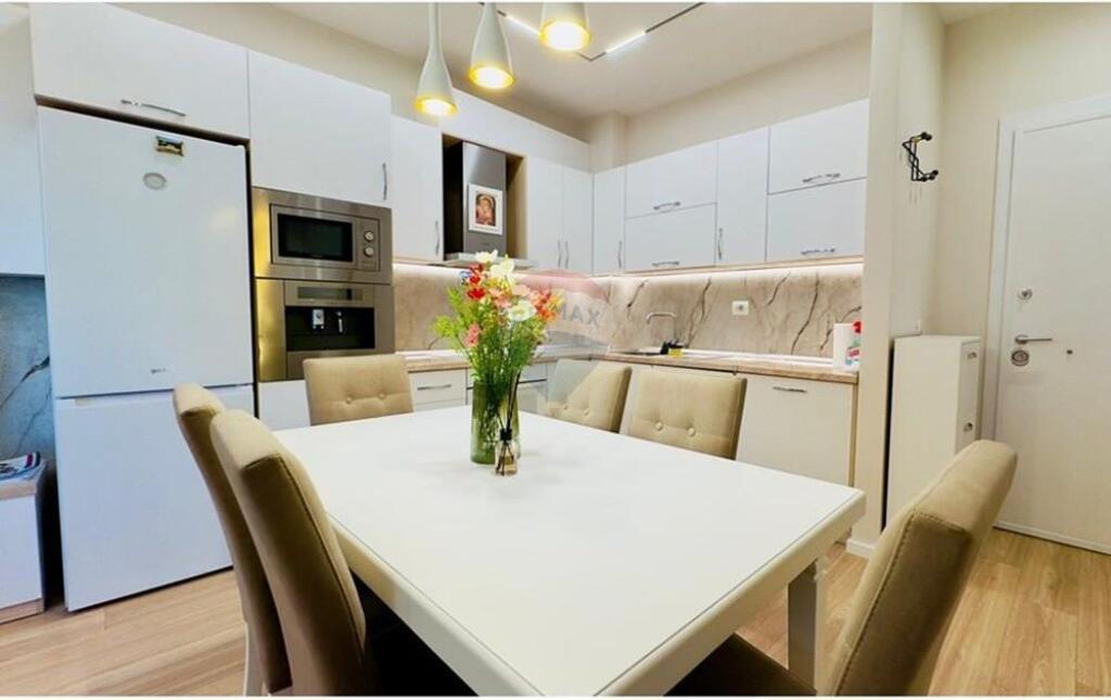 Shitet apartament 2+1+2+P te Bulevardi Ri