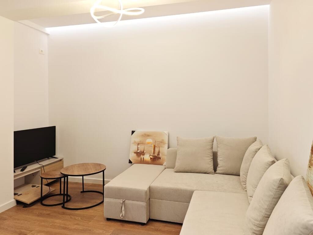 Appartamento 1+1 in vendita a Komuna e Parisit