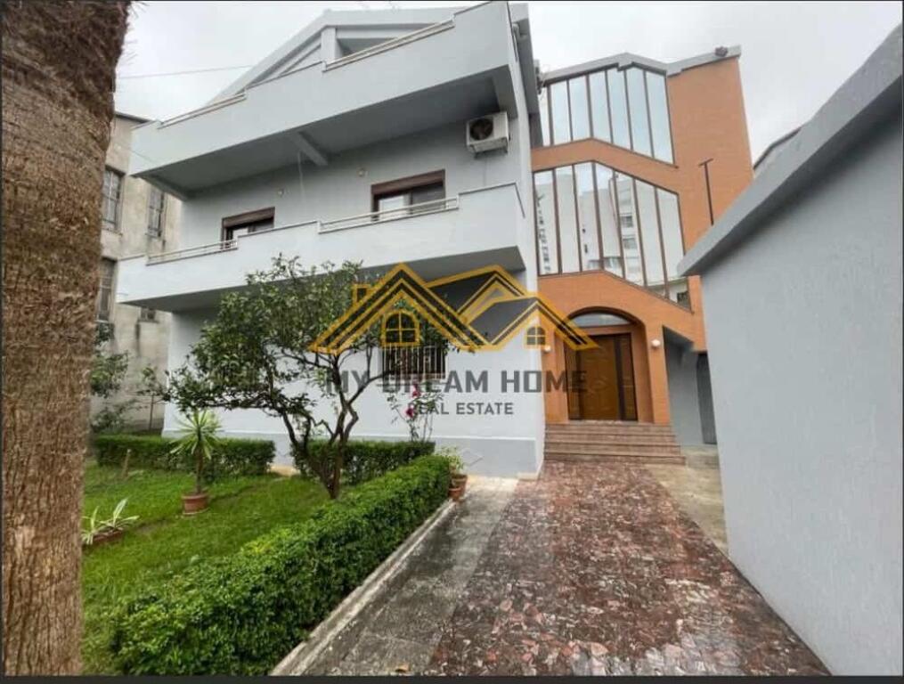 VILLA SU TRE PIANI IN VENDITA NEL BLOCCO VILLE QUARTIERE 18!