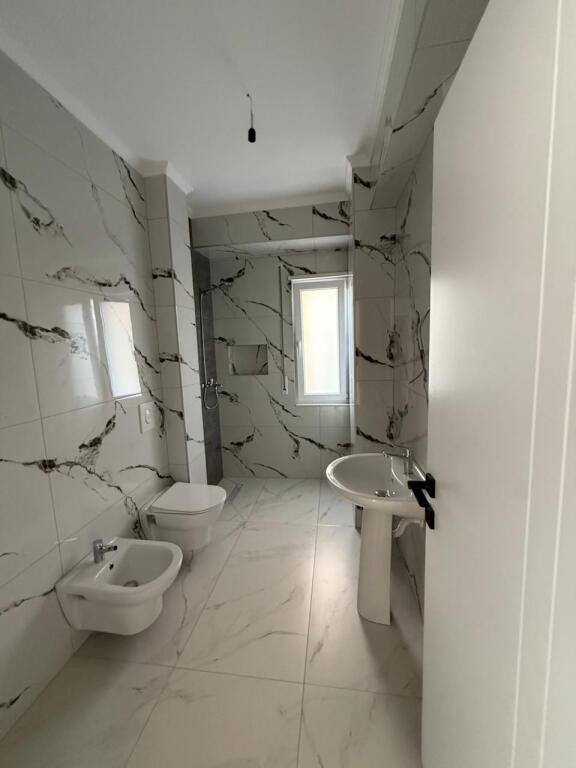 Affittasi appartamento 2+1+2+veranda a Kamez