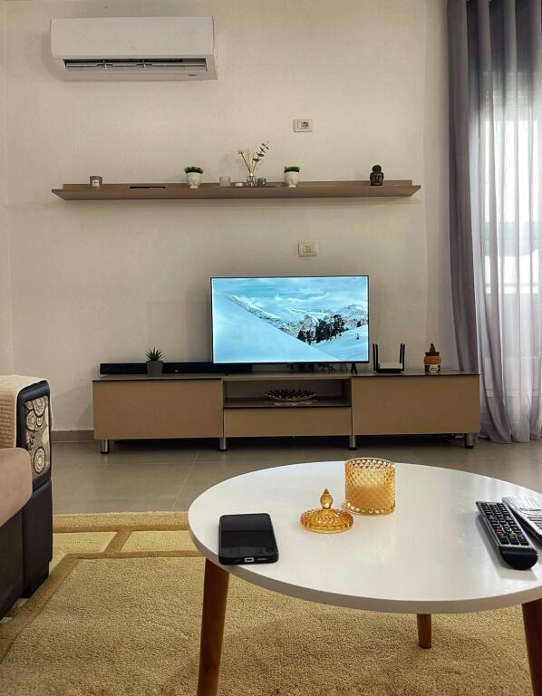 APARTAMENT 2+1 ME QIRA, ME VERANDË DHE PAMJE NGA LIQENI I THATË