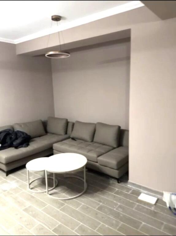 Jepet me Qira Apartament Fantastik 2+1+2 me post parkimi të përfshirë tek Kodra e Diellit