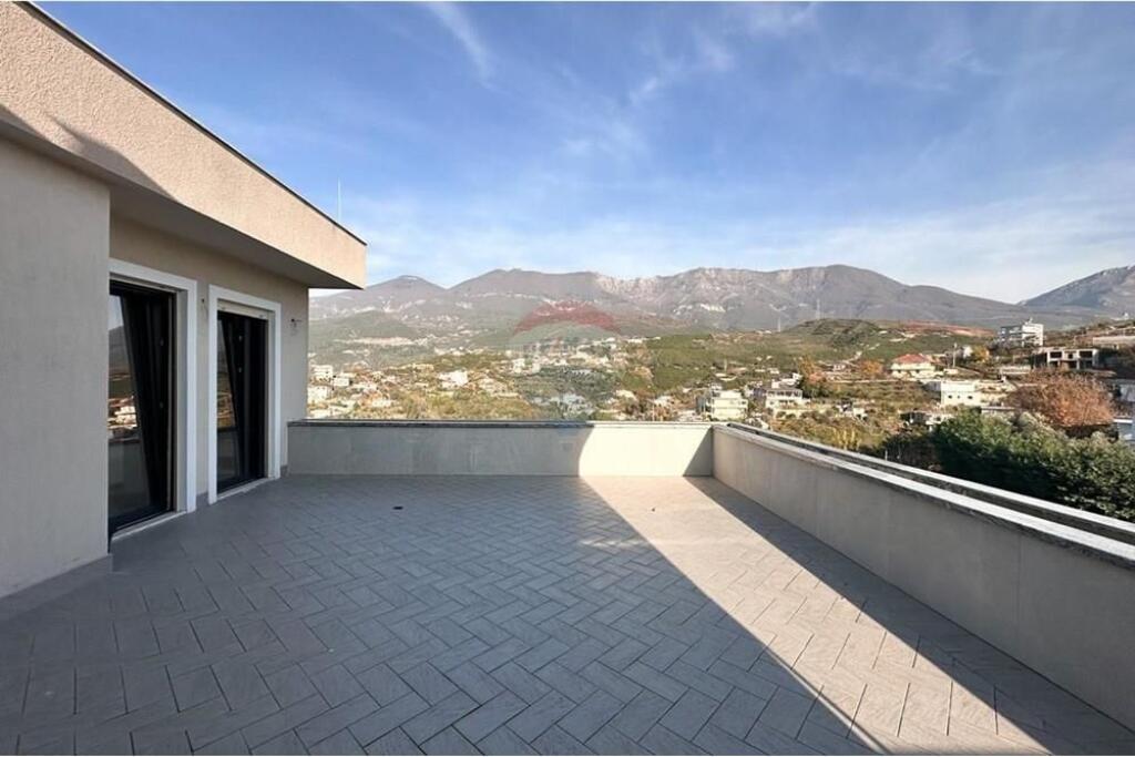 Appartamento 2+1 con veranda in vendita a Farkë