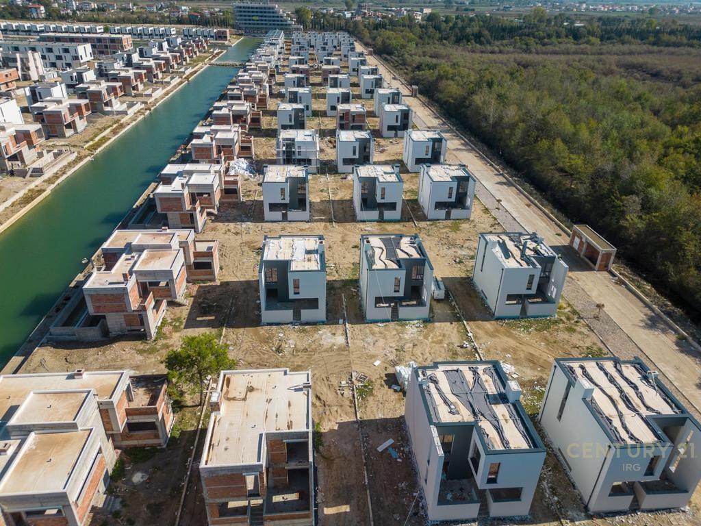 Vilë për Shitje në Turquoise Marina