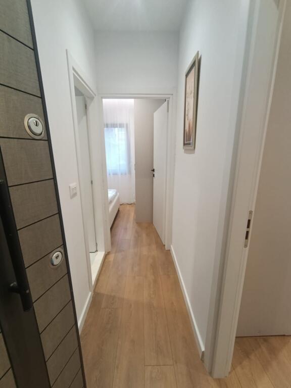 Appartamento 1+1 in vendita a Komuna e Parisit