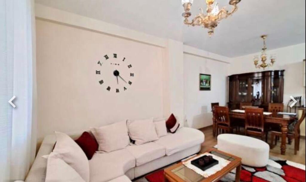 Jepet apartament 2+1 me qera tek Condor Center , rr Kavajes