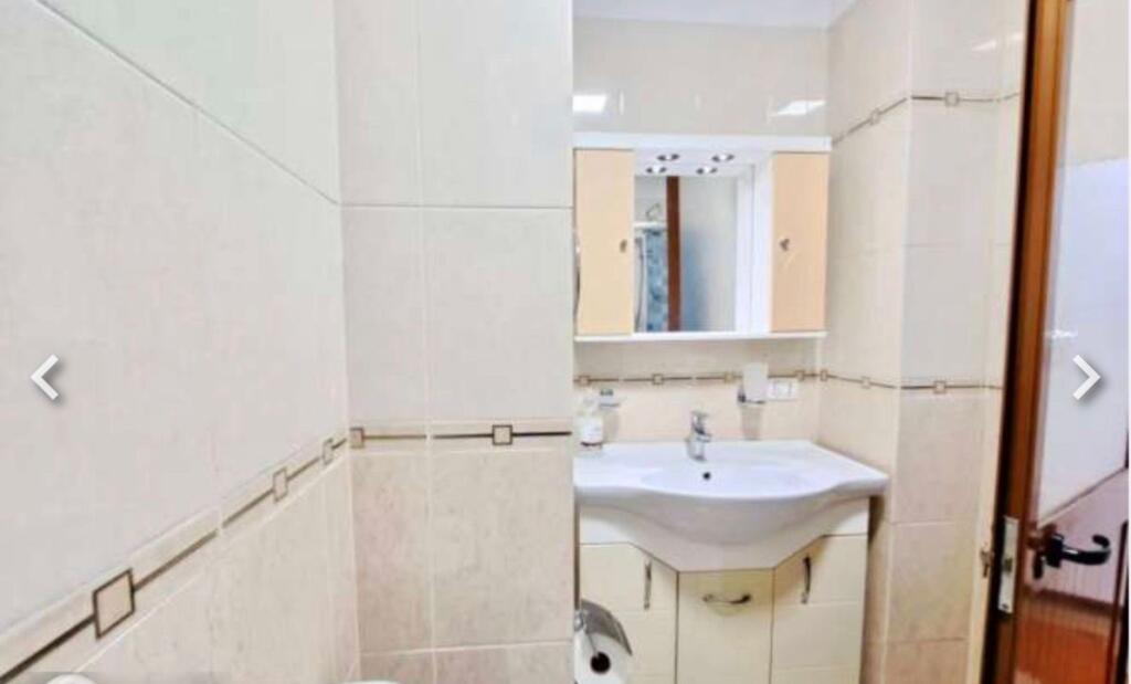 Jepet apartament 2+1 me qera tek Condor Center , rr Kavajes
