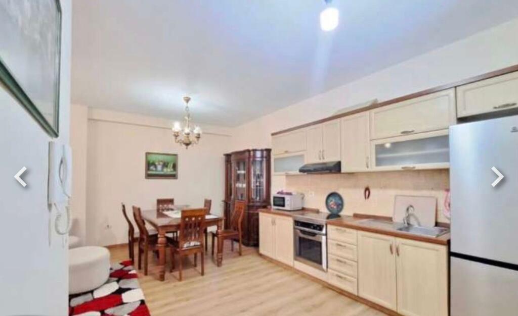 Jepet apartament 2+1 me qera tek Condor Center , rr Kavajes