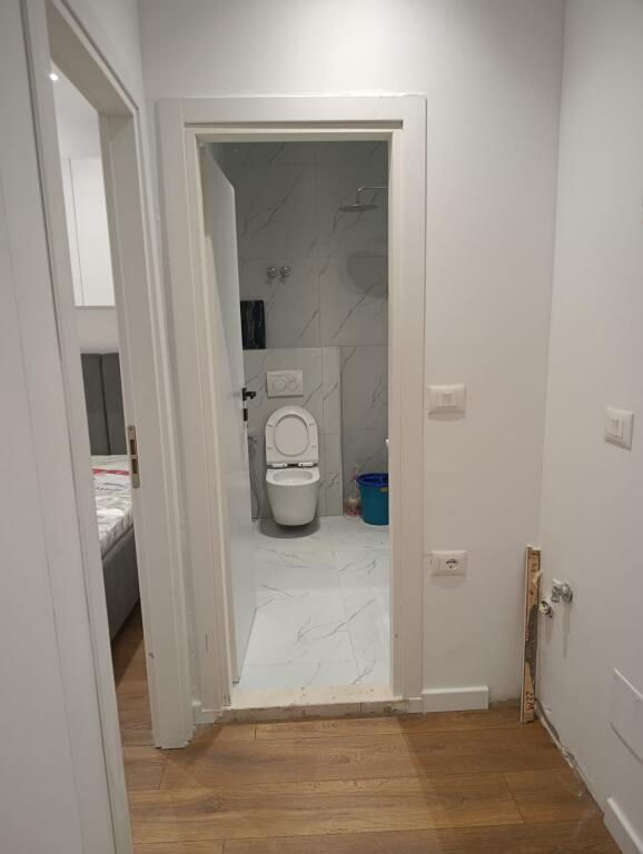 Vendesi appartamento 1+1 a Komuna e Parisit